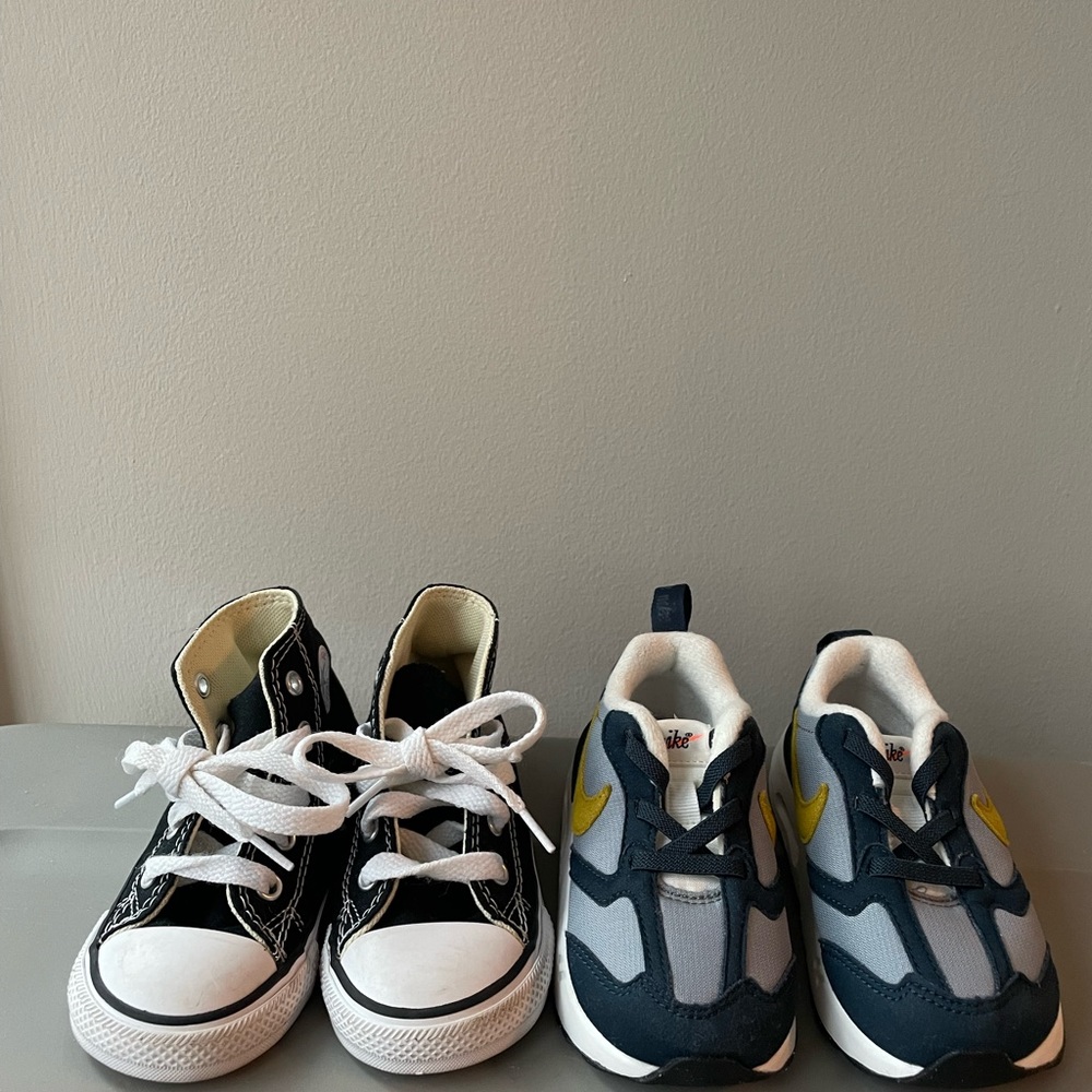 Bundle 2 pairs of toddler sneaker like brand new converse & Nike size toddler 6